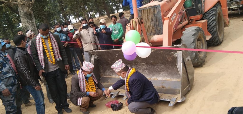 भौतिक पुर्वाधार विकास मन्त्री  बोहरा  द्वारा कञ्चनपुरमा कालोपत्रे सडक शिलान्यास