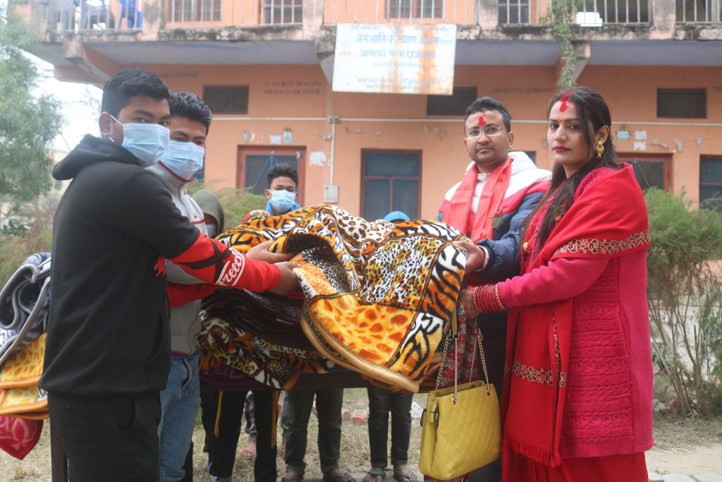 नवविवाहित दम्पति द्वारा  कपडा तथा खाद्यान्न वितरण