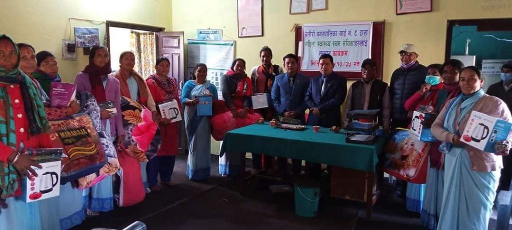 बेलौरी वडा नं. ८ का अध्यक्ष द्वारा महिला स्वयम सेबिका लाई सम्मान