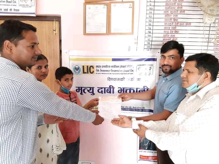 एल आई सी नेपाल लि.धनगढी शाखा द्वारा मृतक परिवारलाई मृत्यदावी चेक हस्तान्तरण