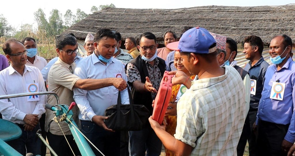 बेलौरीमा उखु कृषकहरुलाई कृषि यन्त्र तथा उपकरण वितरण