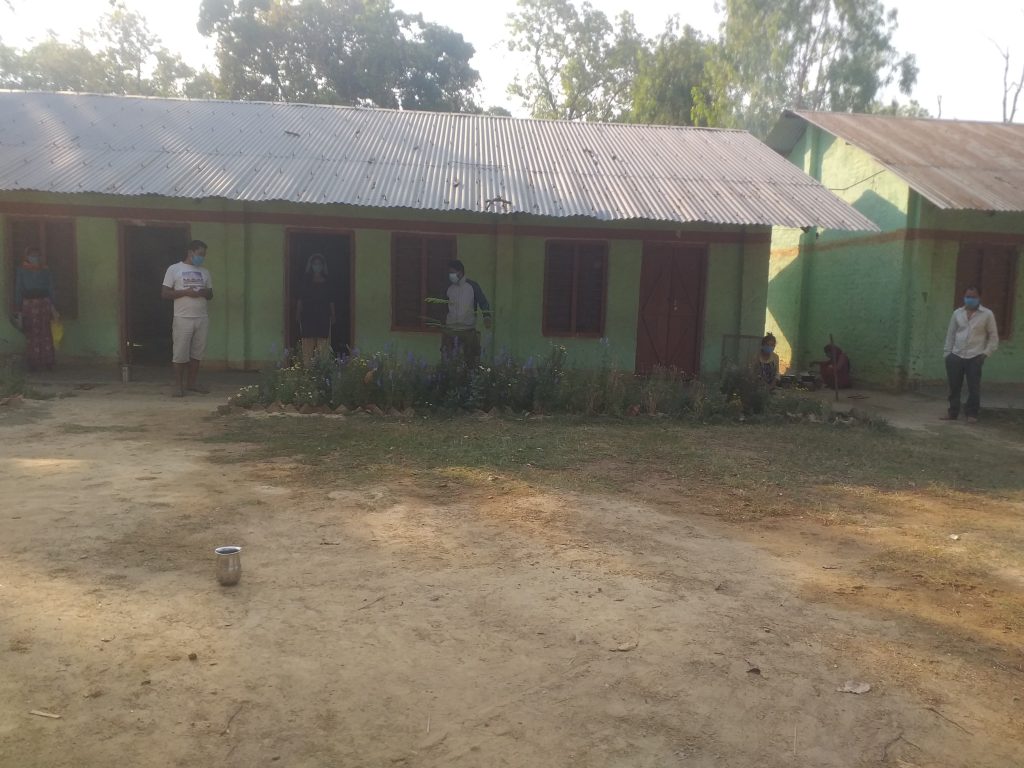 कञ्चनपुरको कोरिनटिनमा खाना र पानीकाे समेत ब्यवस्था नभएको कोरोनाका बिमारीकाे गुनासो