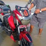 कञ्चनपुरको स्याली खोलामा भेटियो प्रेस लेखेको मोटरसाइकल , चालक सम्पर्क विहीन