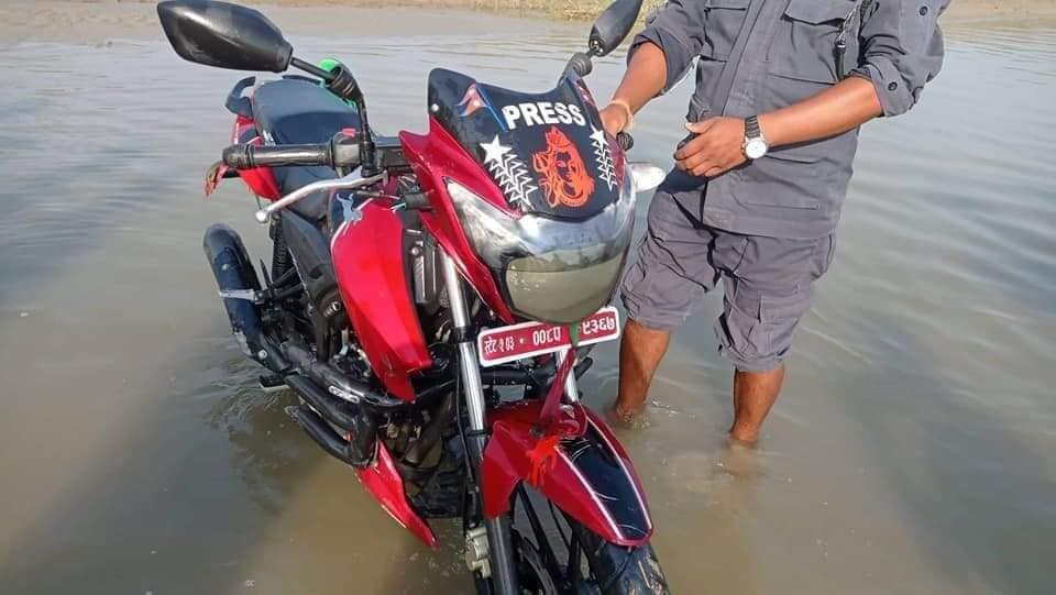 कञ्चनपुरको स्याली खोलामा भेटियो प्रेस लेखेको मोटरसाइकल , चालक सम्पर्क विहीन