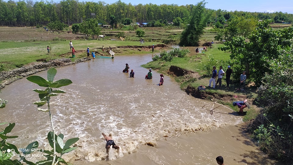 कञ्चनपुरको पुर्वासमा स्थानियहरू माछा मार्दै ( फोटो फिचर )