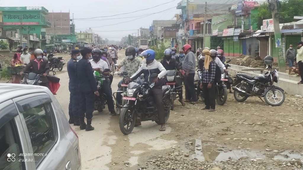 बिहानबाटै कडा चेकिङ्ग (फोटो फिचर)