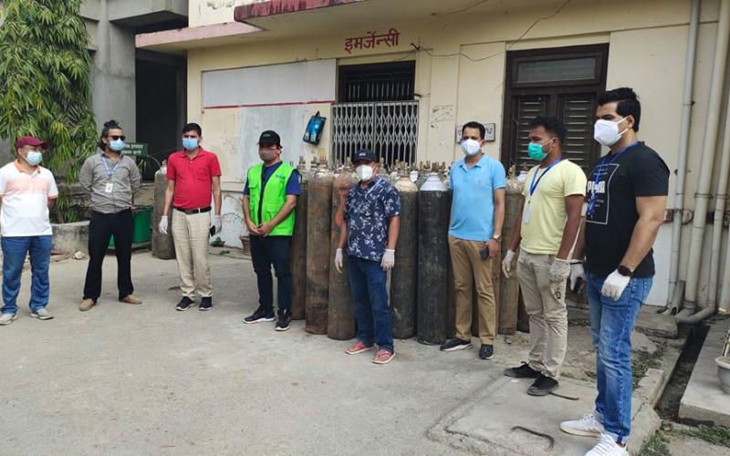 ह्युमानिटी फाउण्डेसनद्धारा  सेती अस्पताललाई ९८ थान अक्सिजन सिलिण्डर सहयोग