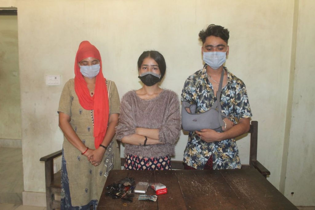धनगढीमा ब्राउन सुगर सहित २ महिला र १ जना पुरुष पक्राउ