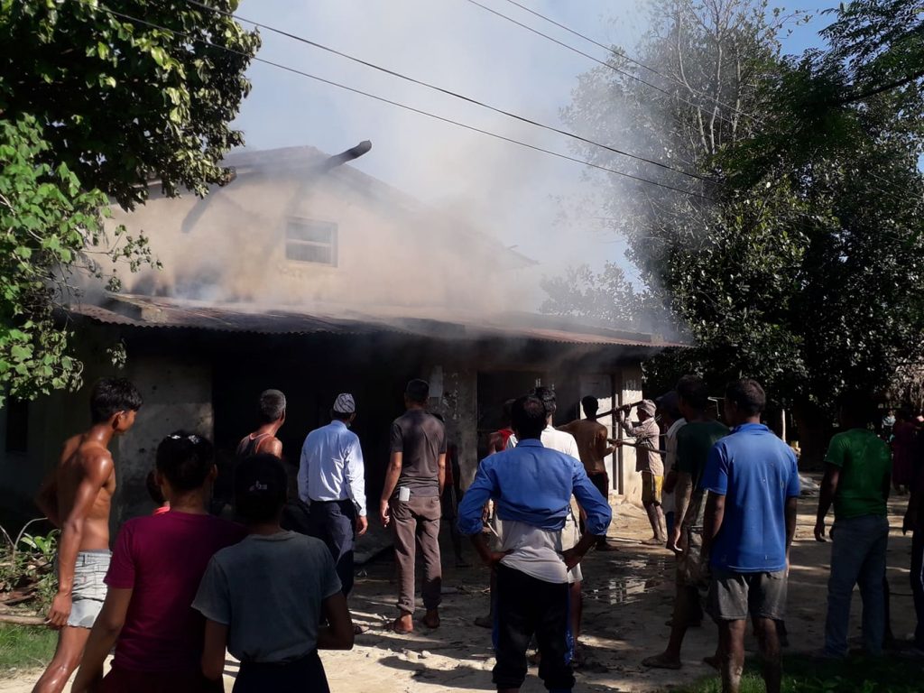 लालझाडीमा आगलागीले गर्दा ठूलाे नाेक्सानी