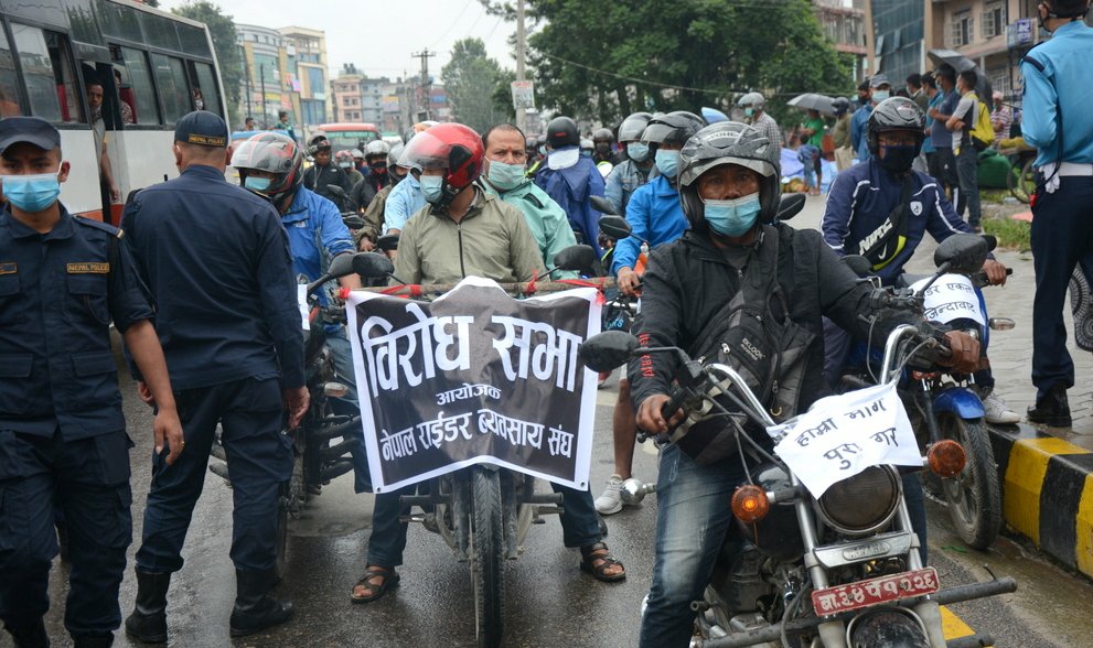 ट्याक्सी चालकको ज्यादतीविरुद्ध पठाओ राइडर सडकमा, प्रहरीको हस्तक्षेप