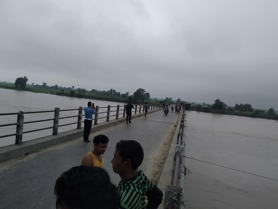 दोदा नदि बाढिले गर्दा धनगढी देखि पुनर्वास बेलौरी सडक खण्ड अबरुद्ध (फाेटाे फिचर )