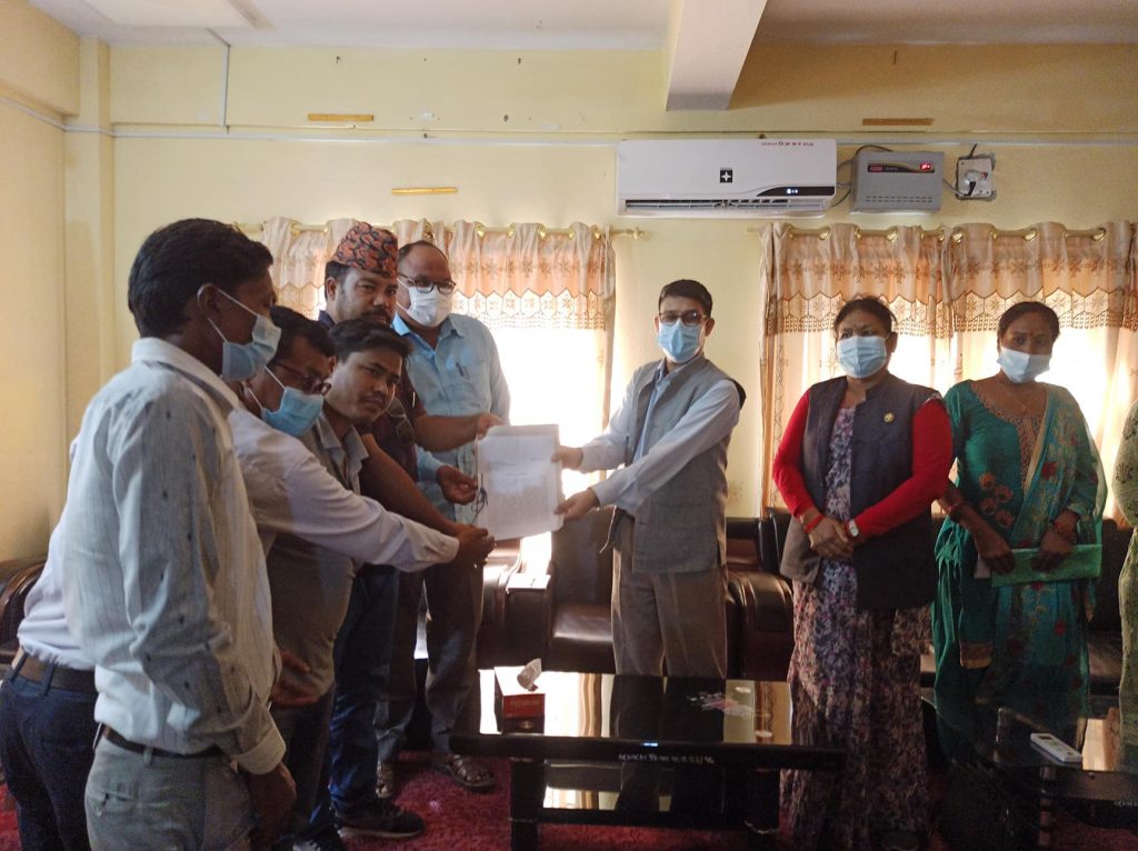अन्दोलन समितिले  मुख्यमन्त्री र सभामुखलाई ज्ञापन पत्र बुझायाे,भदौ २८ गते धनगढीमा र्याली  गर्ने