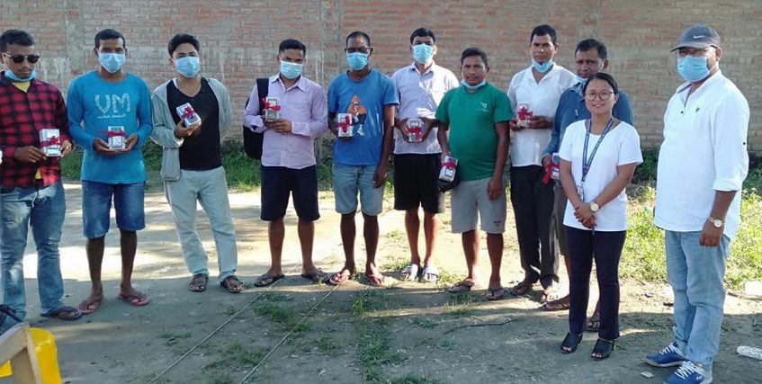 राजापुरमा सूचना प्रवाह सहजताका लागि बरघरलाई मोवाइल सेट वितरण
