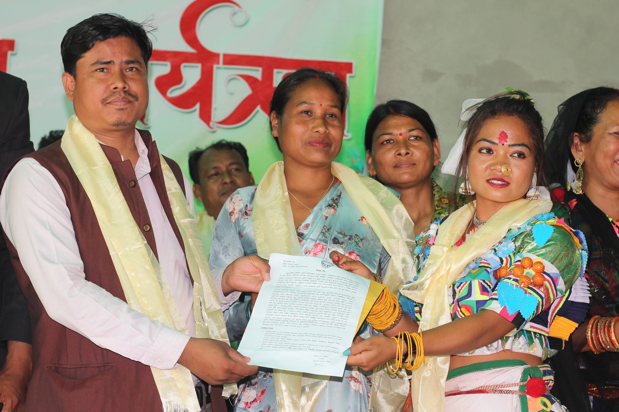 विभिन्न माग सहित रानाथारु कलाकार मञ्चले नेपाल रानाथारु समाजलाई  बुझायाे ज्ञापन पत्र