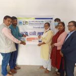 एल आई सी नेपाल लि.धनगढी शाखा द्वारा रु ५२ लाख ८० हजार रकमकाे मृत्यदाबीकाे चेक हस्तान्तरण