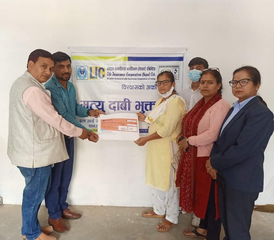 एल आई सी नेपाल लि.धनगढी शाखा द्वारा रु ५२ लाख ८० हजार रकमकाे मृत्यदाबीकाे चेक हस्तान्तरण