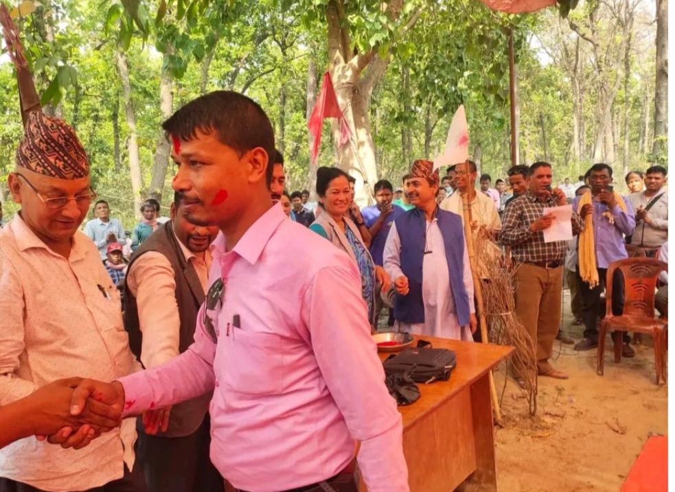 लालझाडीमा समाजवादीका इन्चर्ज नेकपा एमालेमा प्रवेश
