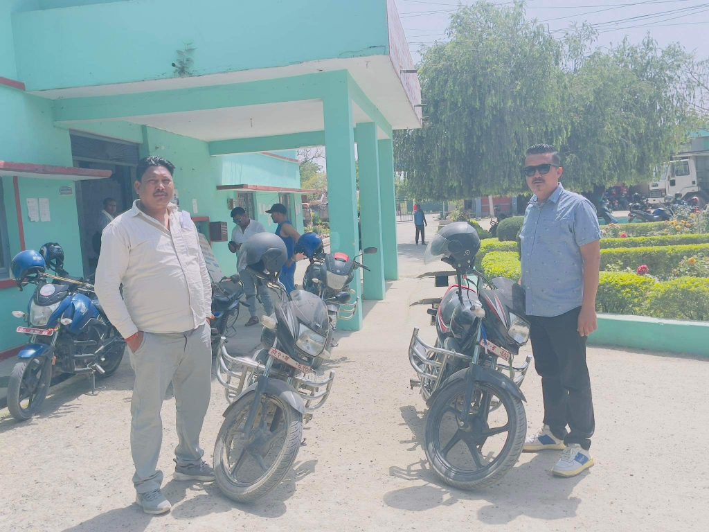 सरकारी नम्बर प्लेट भएको सवारीसाधन धनगढी उप-महानरपालिकालाई बुझाए