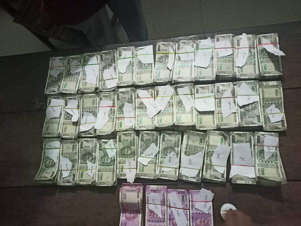 २५ लाख ६८ हजार भारतिय रुपैया र सुन बरामद l