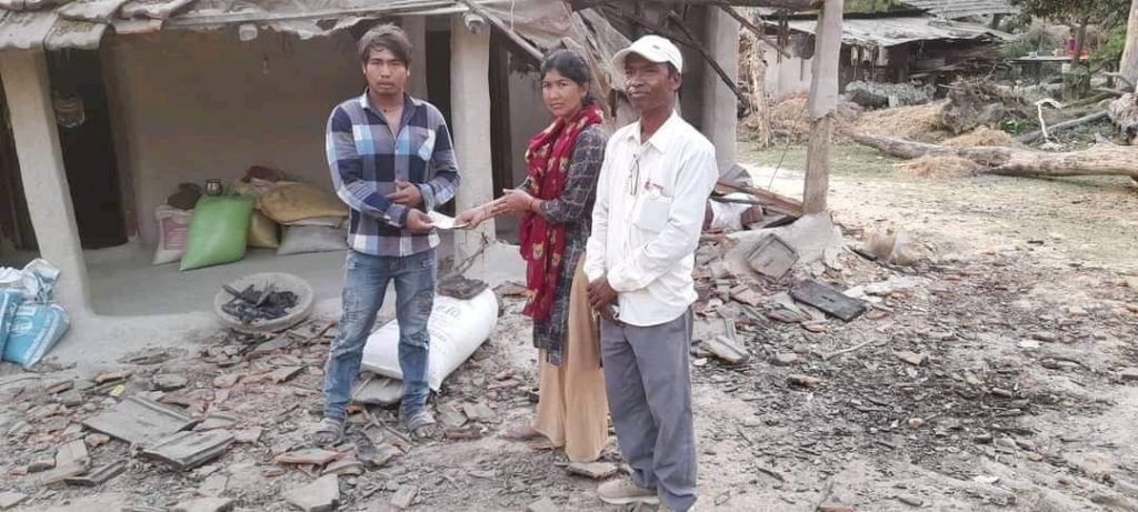 लालझाडी गाउँपालिकामा  नेपाली कांग्रेसका  उम्मेदवारले गरे पीडितलाई सहयोग