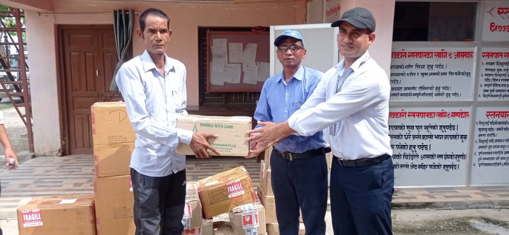 कलाकन्द कन्ट्रक्सन एण्ड सप्लायर्सले सहयोग गरेको औषधि  लालझाडी गाउँपालिकालाई हस्तान्तरण