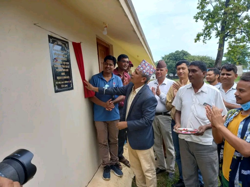 पुर्व मन्त्री  रानाद्वारा देउथान थारु संघको भवन उद्घाटन