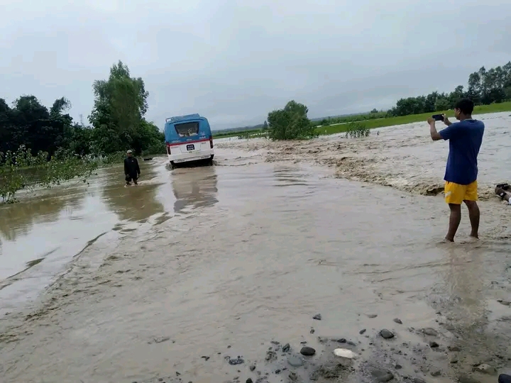 बाढीका कारण धनगढी – बलौरी सडक खण्डम आवतजावतमा सास्ती