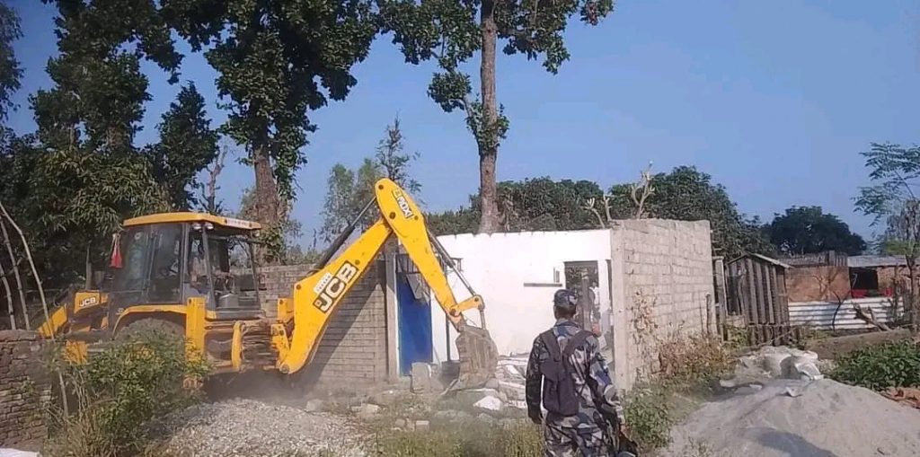 बेलडाँडीमा अवैध संरचनामाथि डोजर चल्यो