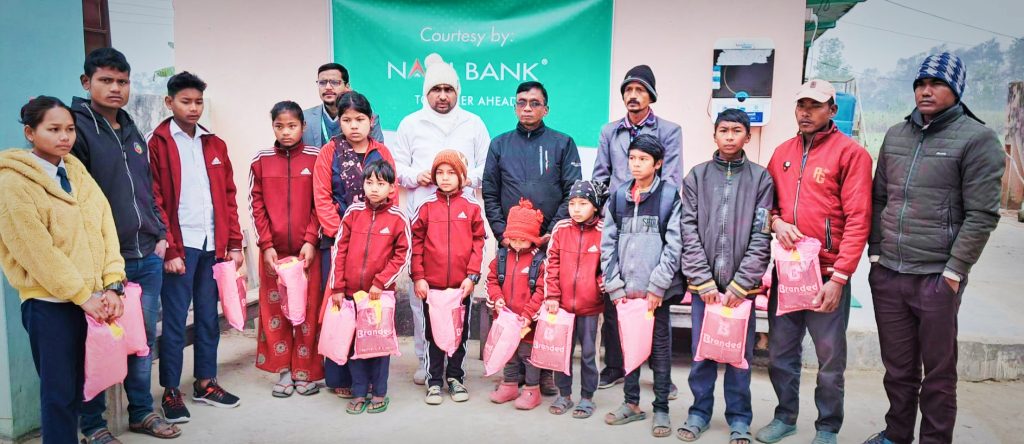 नबिल बैंकले लालझाडी गा.पा.अध्यक्ष रानाद्वारा २७ जना टुहुरा बालबालिकाहरुलाई न्यानो कपडा बितरण