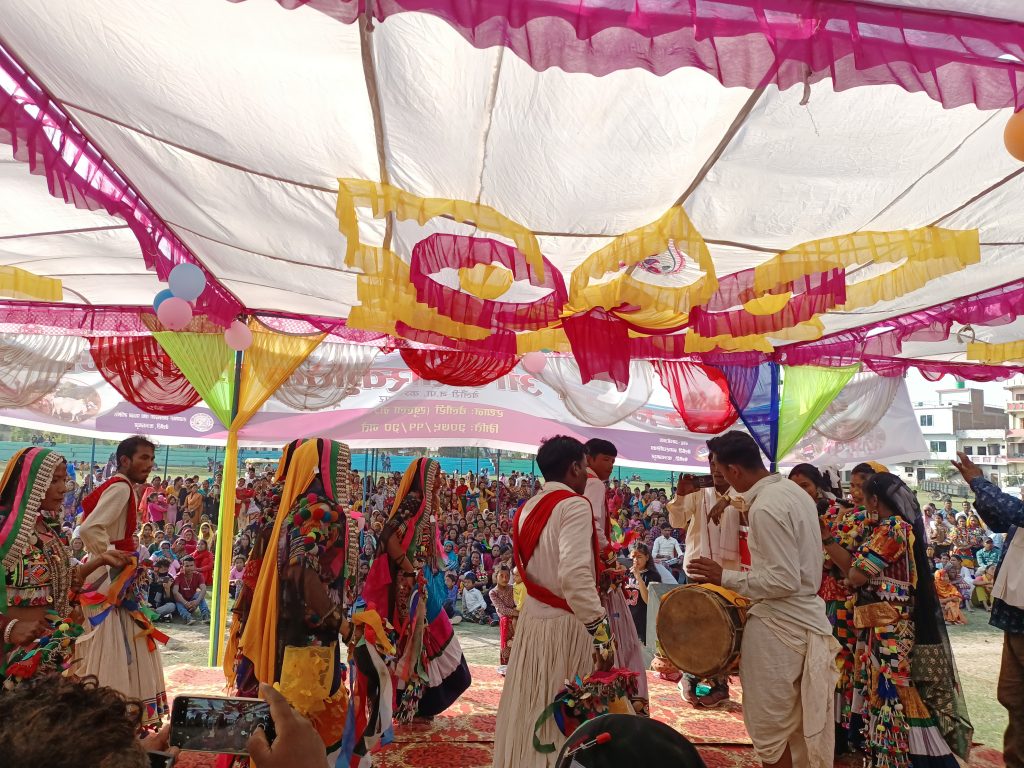 नेपाल रानाथारु समाज कैलालीकी आयोजनामे  फागुन २७ गते हाेरी मिलन  कार्यक्रम हुबैया