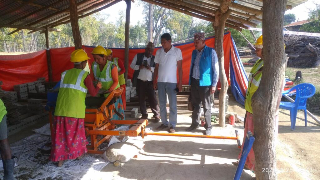 आगलागी पीडित मुक्तकमैया विपतपुर बस्तीमा निर्माणाधिन सुरक्षित आवासको अनुगमन