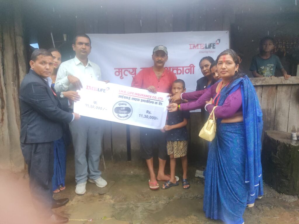 आई एम ई लाइफ इन्स्योरेन्स अत्तरिया शाखाबाट रु.११लाख ३० हजार रुपैयाँ बीमा मृत्यु दाबी भुक्तानी ।