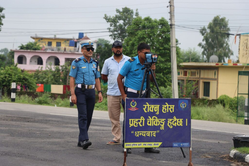  धनगढीको मोहना अत्तरिया ६ लेन सडक खण्डमा सवारी साधनलाई तिब्र गतिमा चलाउन रोक