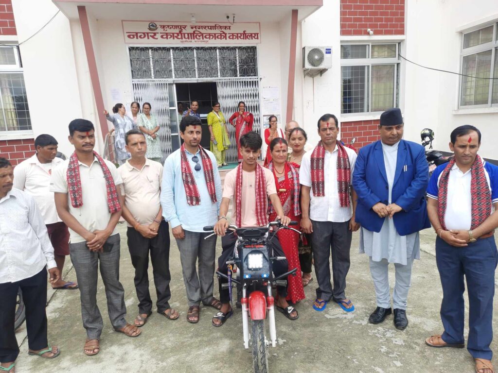 कैलालीको गेटामा रहेको सरस्वती माविमा कक्षा १० अध्ययनरत  दिनेशले  निर्माण गरे इलेक्ट्रिकल  मोटरसाइकल