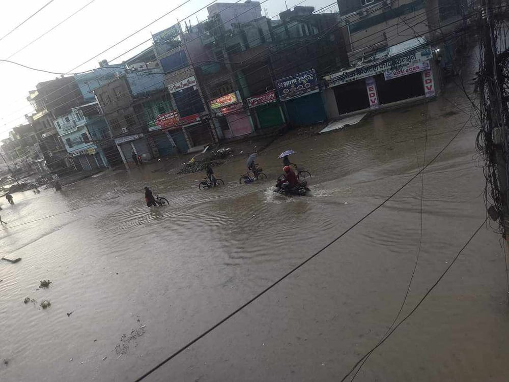 बर्षाले धनगढीको बजार क्षेत्र जलमग्न, सेती प्रादेशिक अस्पतालभित्र पनि पानी