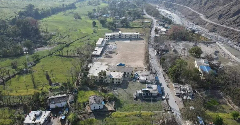 दार्चुलामा अंग्रेजी शिक्षकको माग गर्दै विद्यालयमा तालाबन्दी