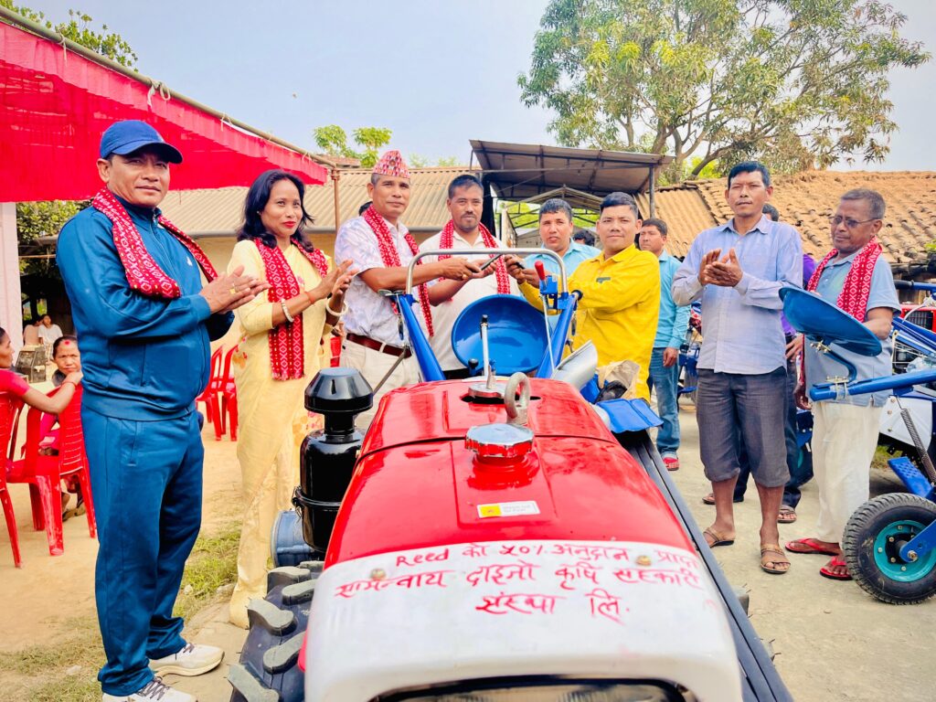 धनगढी-७ मा ५०% अनुदानमा १२ वटा पावर ट्रीलर कृषकहरुलाई कृषि सामाग्री वितरण