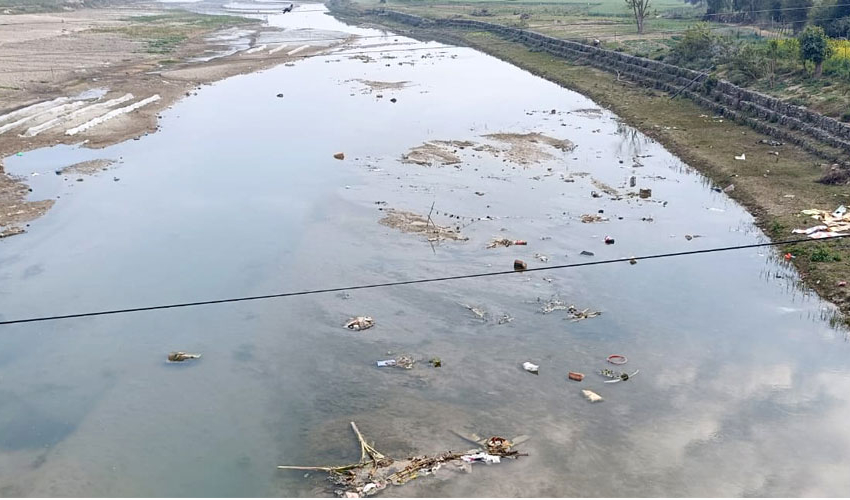 धनगढीमा फोहोरले खुटिया नदी प्रदूषित बन्दै