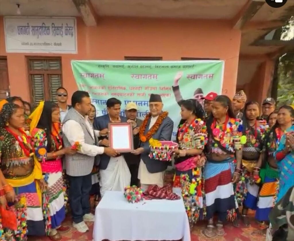 प्रधानमन्त्री ओली लाई नेपाल रानाथारु समाजकाे पाँच बुँदे ज्ञापनपत्र