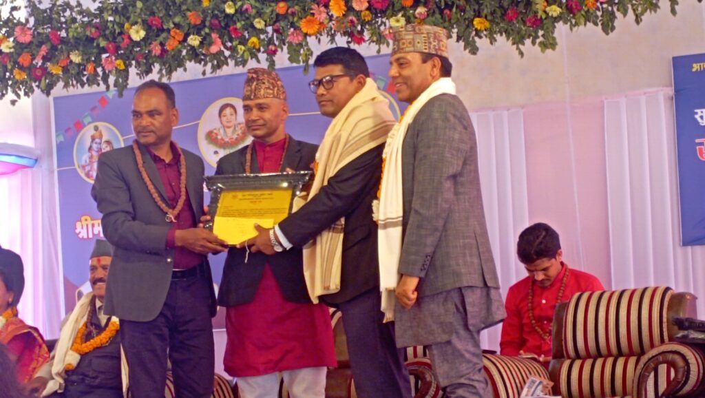 सुदुर पश्चिमाञ्चल  साहित्य समाज द्वारा साहित्यकार पदम रानालाई सम्मान