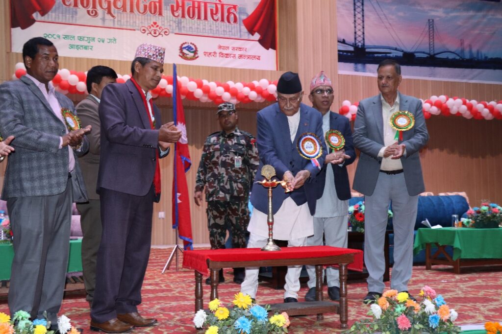 धनगढी सभा गृह उद्घाटन गर्दै प्रधानमन्त्री ओलीले गरे धनगढी उपमहानगरपालिकालाई हस्तान्तरण
