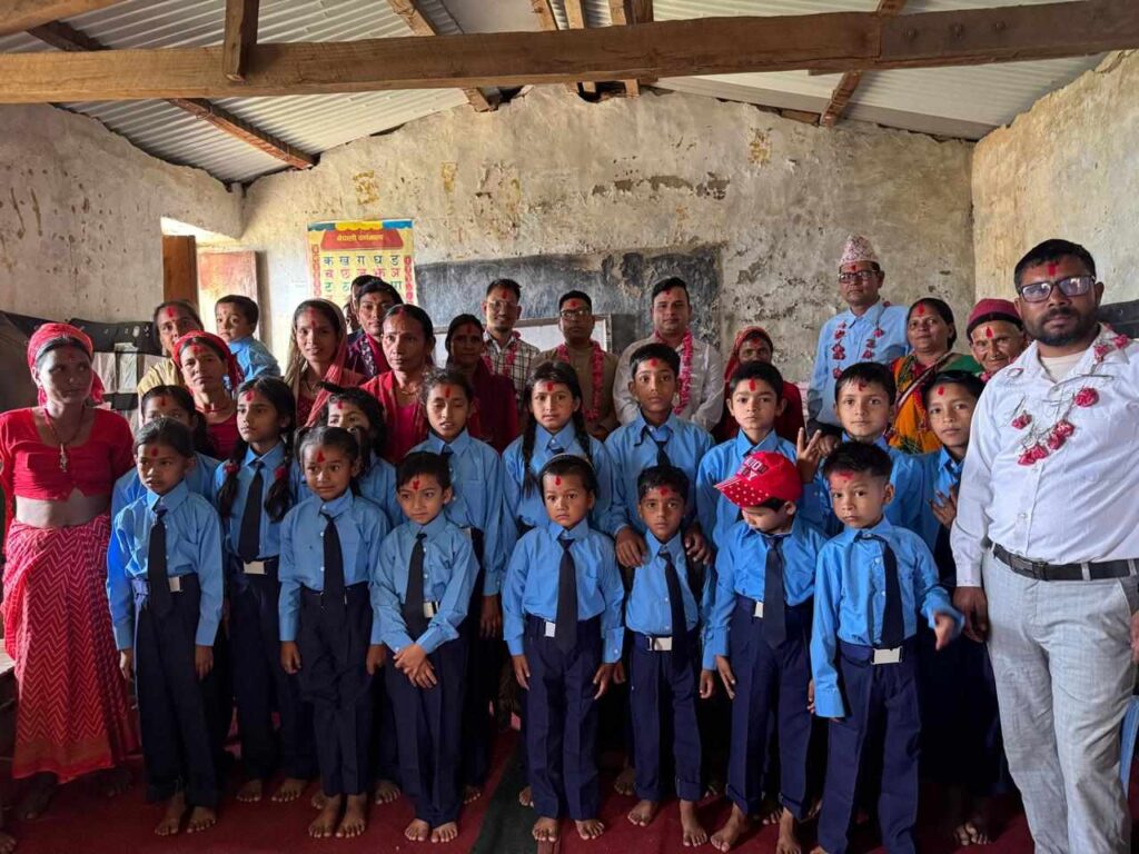 खान पुगोस् दिन पुगोस् अभियान अन्तर्गत डडेल्धुरामा विद्यार्थीलाई पोसाक वितरण