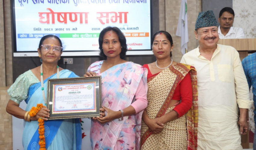 धनगढी उपमहानगरले गर्‍यो दुई स्वास्थ्य स्वयंसेविकालाई जनही एक लाखसहित सम्मान