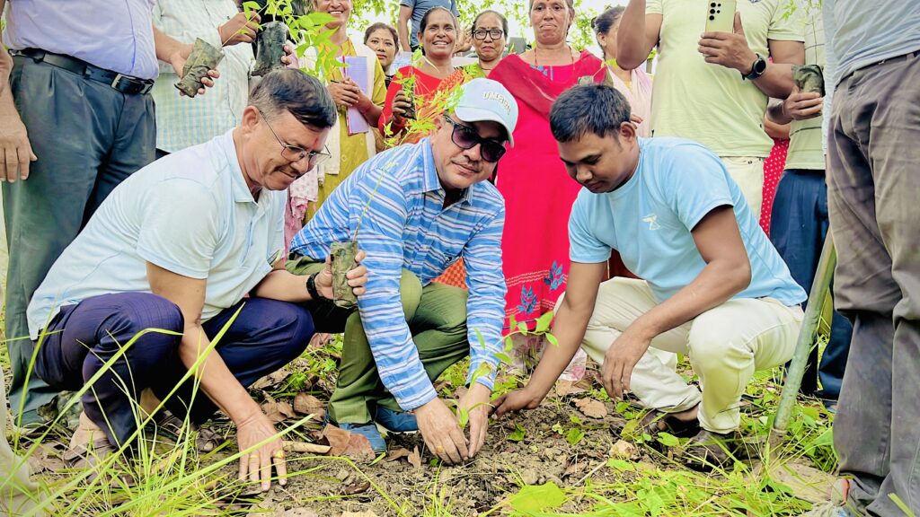 देवरिया सामुदायिक वनद्वारा ३०० बढी वृक्षारोपण, उपभोक्तालाई नि:शुल्क बिरुवा वितरण