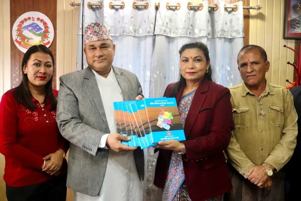 प्रदेश नीति तथा योजना आयोगद्वारा एकीकृत पुस्तक मुख्यमन्त्रीलाई हस्तान्तरण
