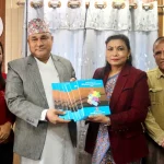 प्रदेश नीति तथा योजना आयोगद्वारा एकीकृत पुस्तक मुख्यमन्त्रीलाई हस्तान्तरण