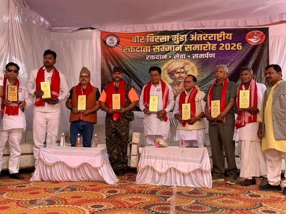 मानवताका लागि ११२ पटक रक्तदान गर्ने दीपक उपाध्याय अन्तर्राष्ट्रिय सम्मानबाट सम्मानित