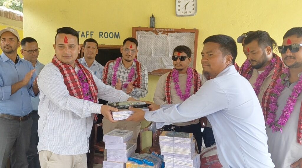 डोटीको रघुनाथ माविलाई एक लाख बढीको शैक्षिक तथा औषधि सहयोग