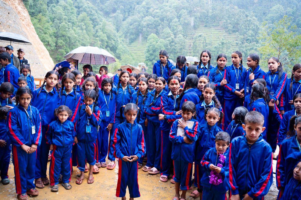 ​बैतडीको रौलेश्वर माविका १७६ विद्यार्थीलाई ट्र्याक सुट र औषधि सहयोग