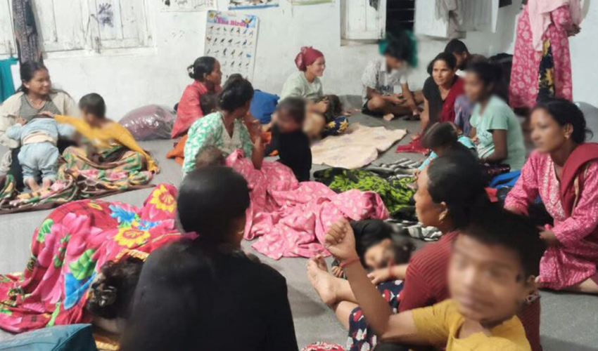 बाढीको जोखिमपछि दोधारा–चाँदनीका ५ परिवार विद्यालयमा सारिए, अन्य क्षेत्रमा पनि सचेत रहन आग्रह
